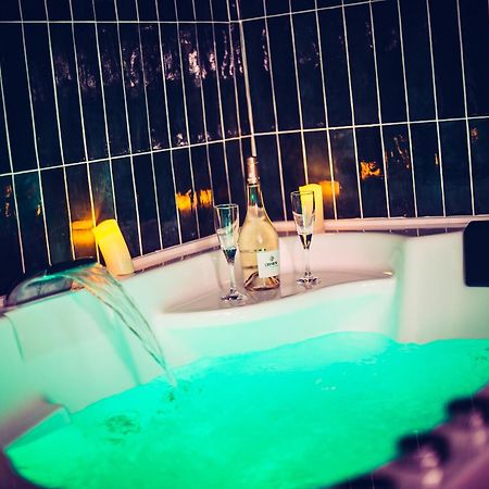 Love Room Du Mont D'Or - Baignoire Spa - Minibar Offert Marsiglia Esterno foto