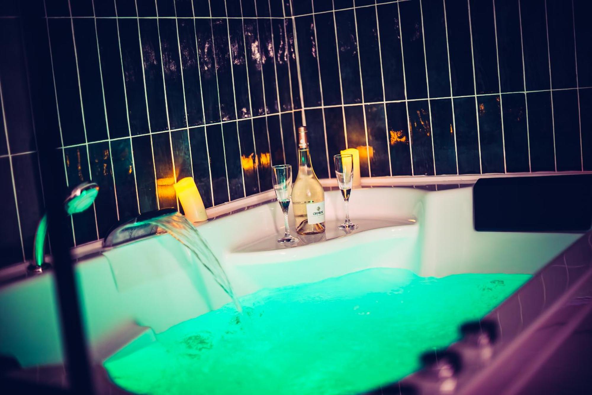 Love Room Du Mont D'Or - Baignoire Spa - Minibar Offert Marsiglia Esterno foto