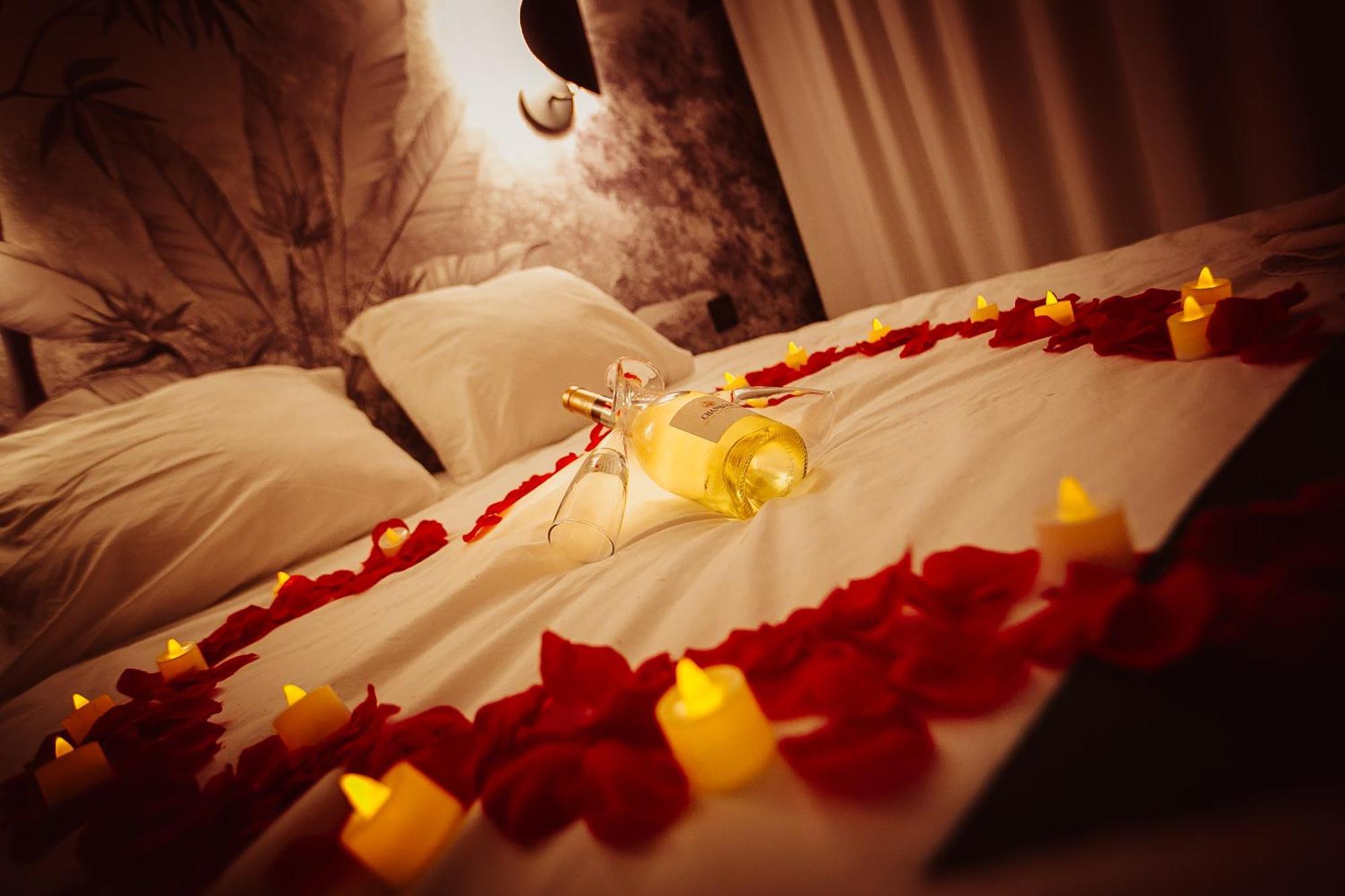 Love Room Du Mont D'Or - Baignoire Spa - Minibar Offert Marsiglia Esterno foto